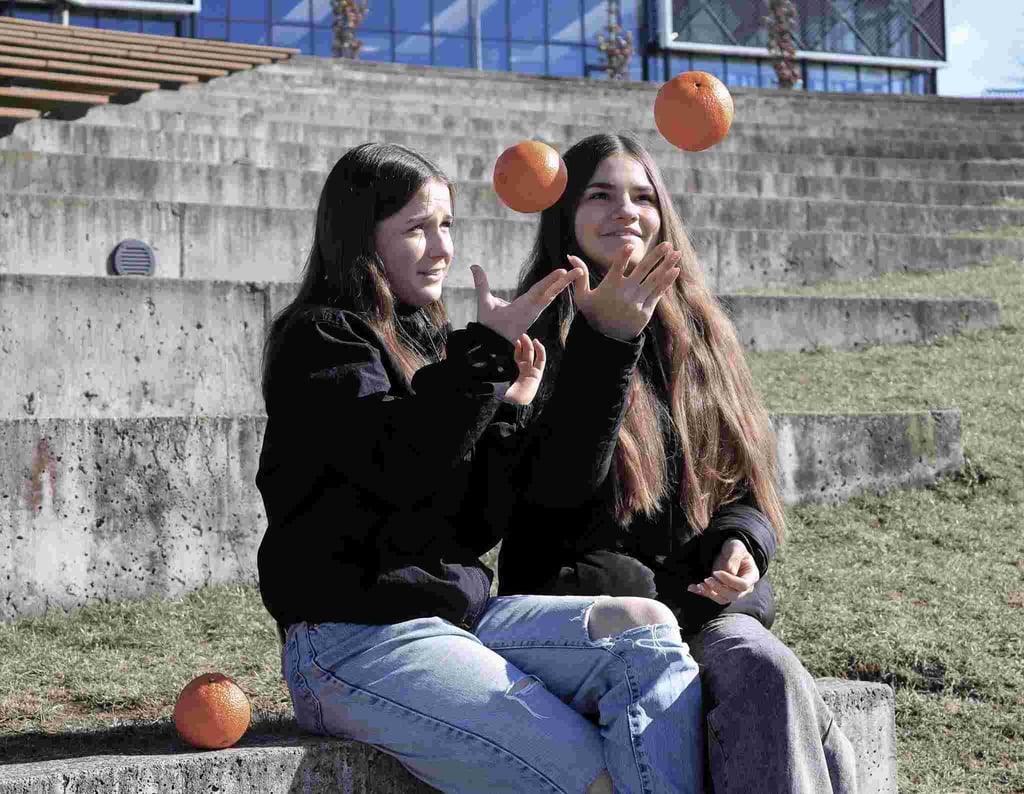 Dvi merginos gamtoje meta i virsu apelsinus 