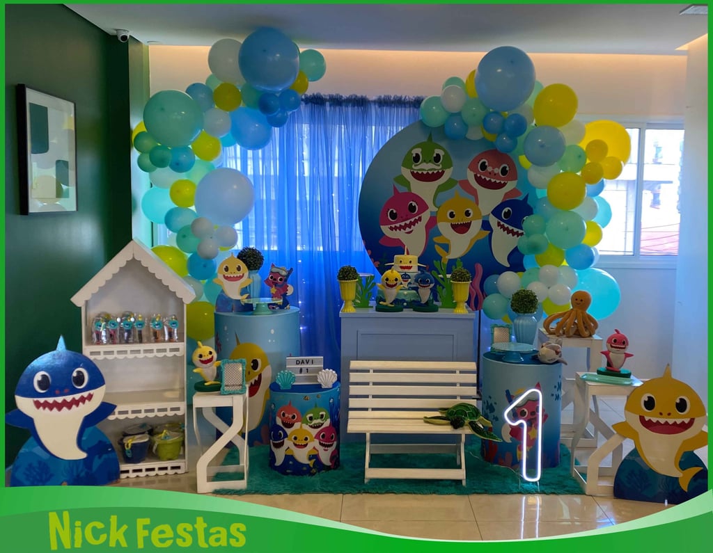 Decoração infantil tema Baby Shark com cores alegres e personagens do fundo do mar