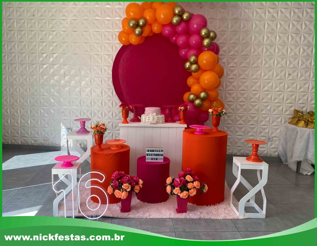 Decoração de festa teen em Pink e Laranja com cores vibrantes e detalhes modernos