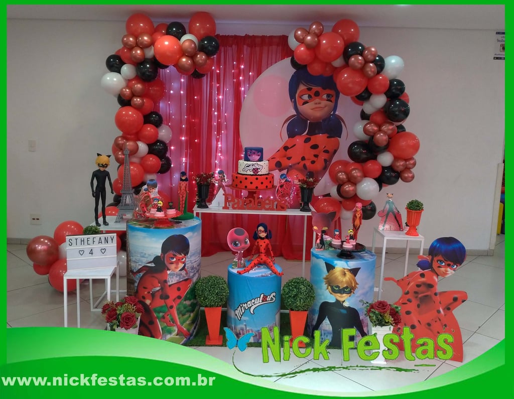 Decoração infantil tema Lady Bug com cores vibrantes e detalhes heroicos e divertidos