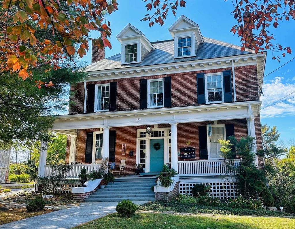 front exterior of 2123 Rivermont furnished apartments lynchburg va