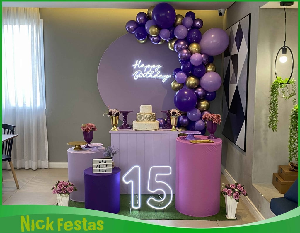 Decoração 15 anos roxo e lilás com painel personalizado e balões na Freguesia do Ó SP