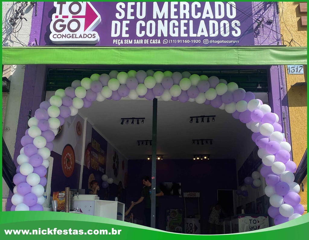 Arco de balões decorando a entrada de loja durante inauguração com cores personalizadas.
