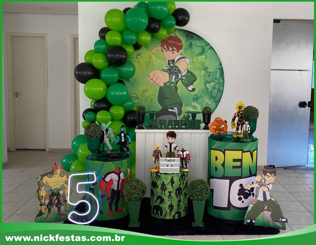 Decoração infantil tema Ben 10 com cores vibrantes e personagens alienígenas cheios de ação