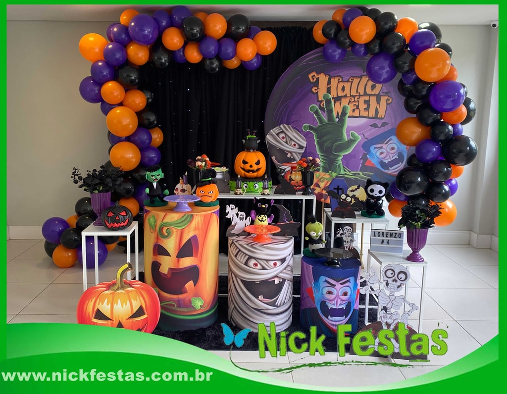 Decoração infantil tema Halloween com abóboras, fantasmas e elementos assustadores