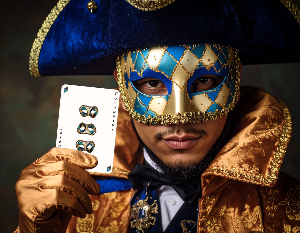 Homme avec masque Colombine tenant une carte