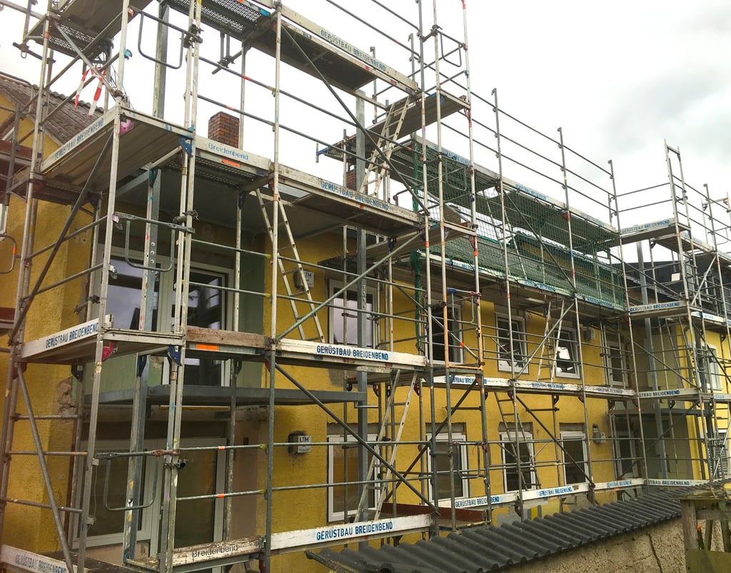a building with scafafaffe on a building with scaffolding