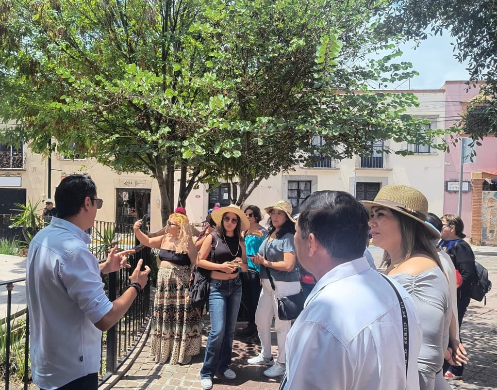 Guía turístico dando información en un punto de interés en Tequisquiapan