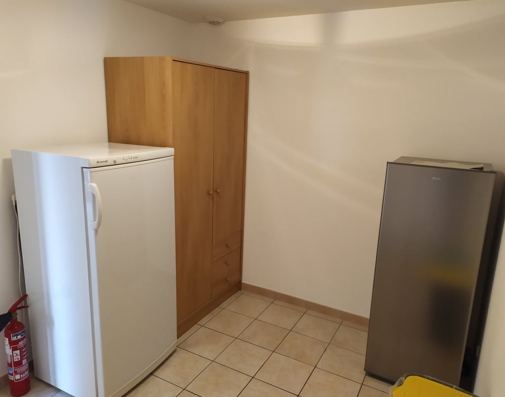 Cellier avec congélateur et réfrigérateur