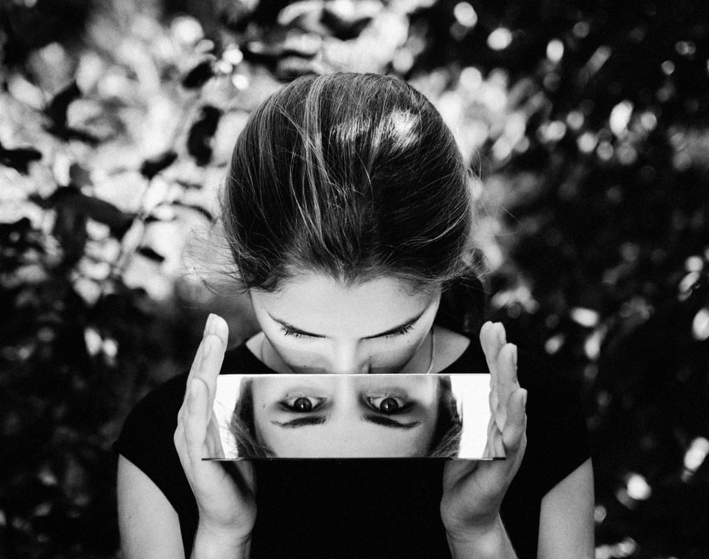 Retrato em preto e branco com espelho