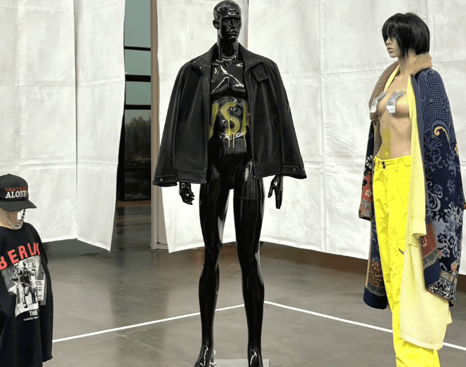 A presença de Isa Genzken na 36ª Bienal de São Paulo solidifica a mostra como um palco essencial .