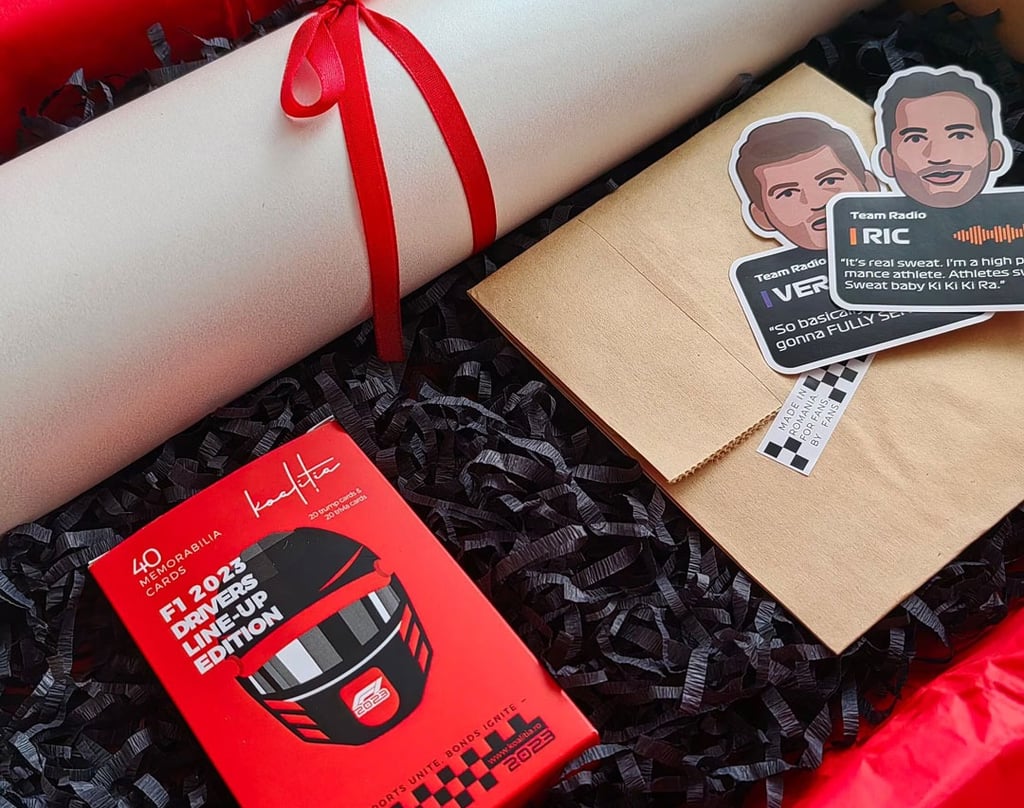 Cadou Formula 1 , gift box cu pachet de carti de joc, poster si stickere.