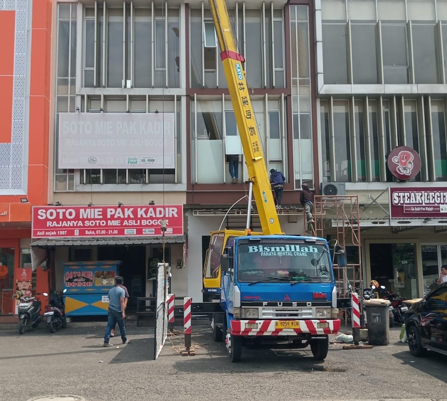 Truck Crane 80 ton untuk kontruksi