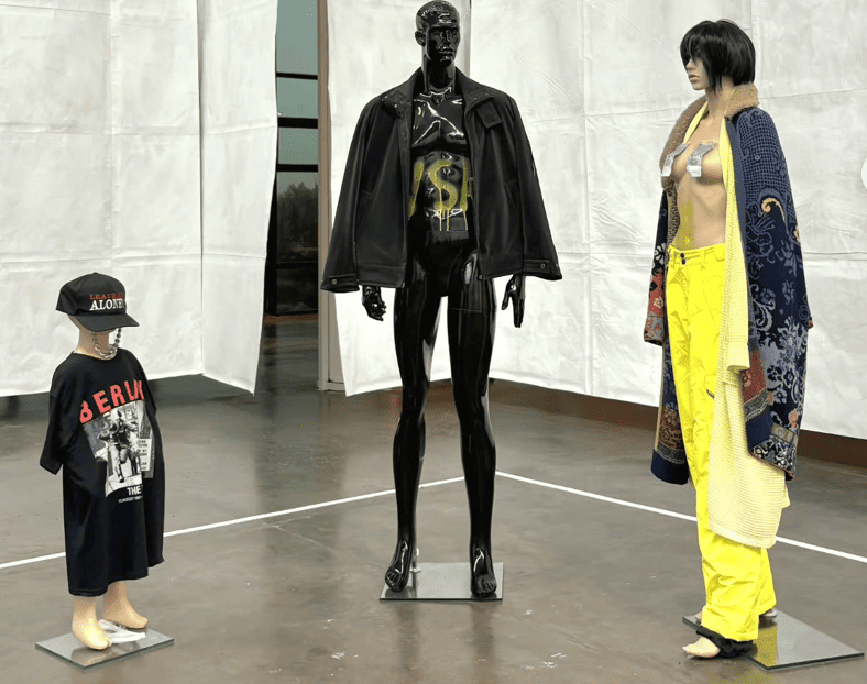 A presença de Isa Genzken na 36ª Bienal de São Paulo solidifica a mostra como um palco essencial .