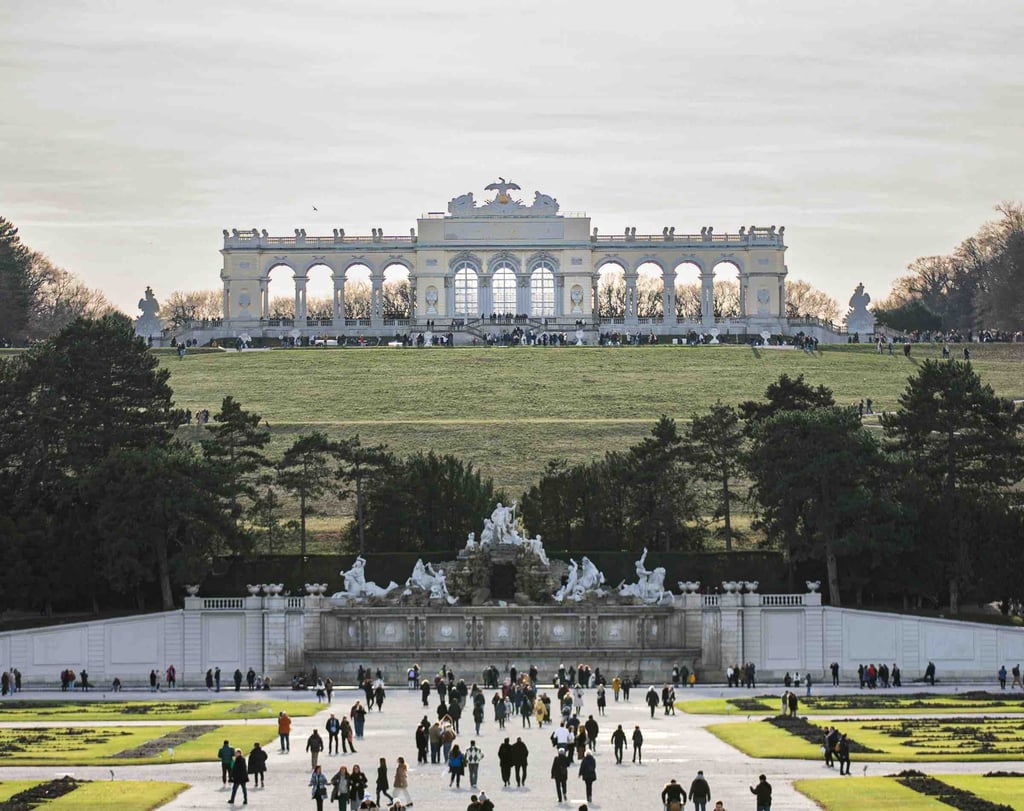 Panorámica de la Gloriette y la Fuente de Neptuno en los jardines gratuitos del Palacio de Schönbrun