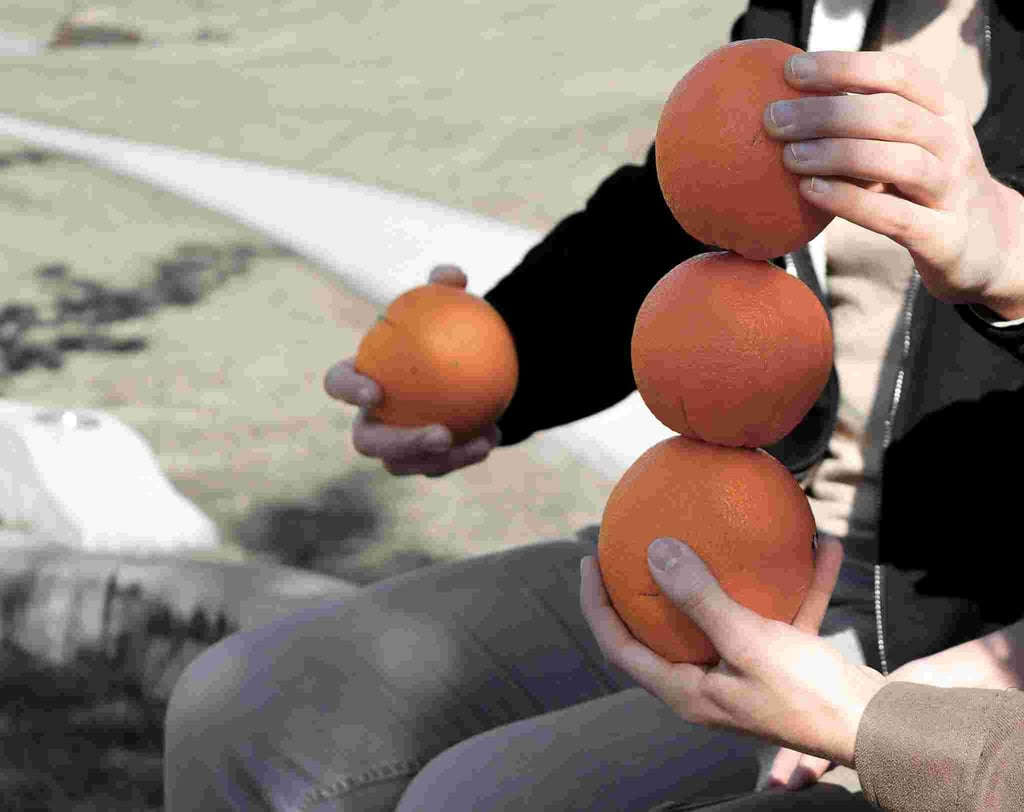 Rankos is apelsinu statu boksta