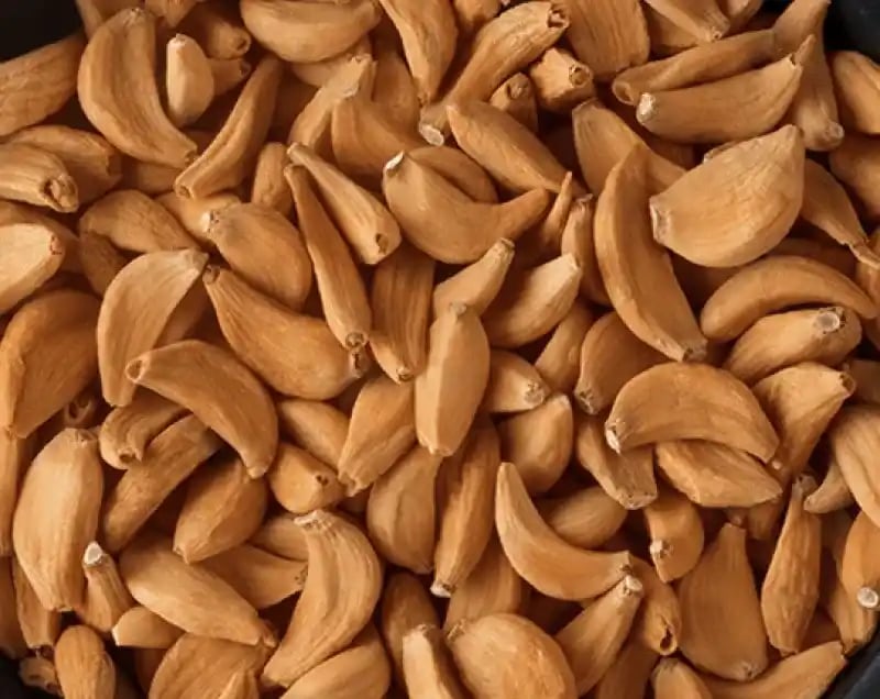 dehydrated garlic cloves/flakes