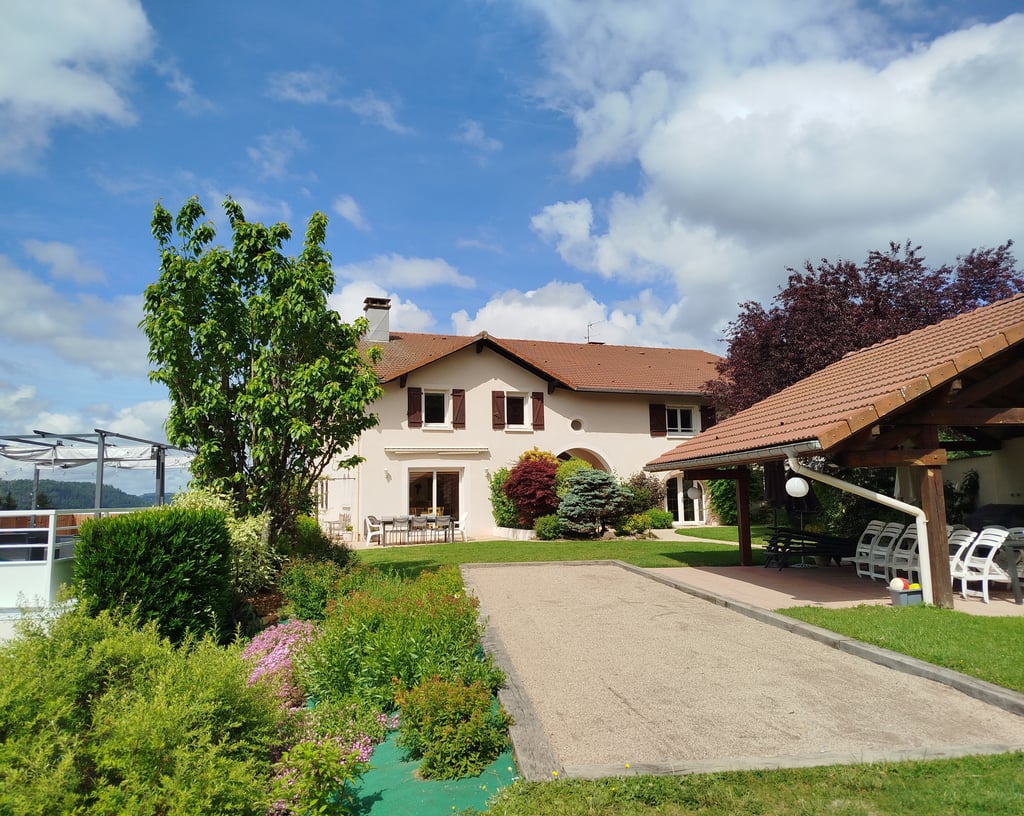 Maison avec terrain de pétanque, pelouse et auvent