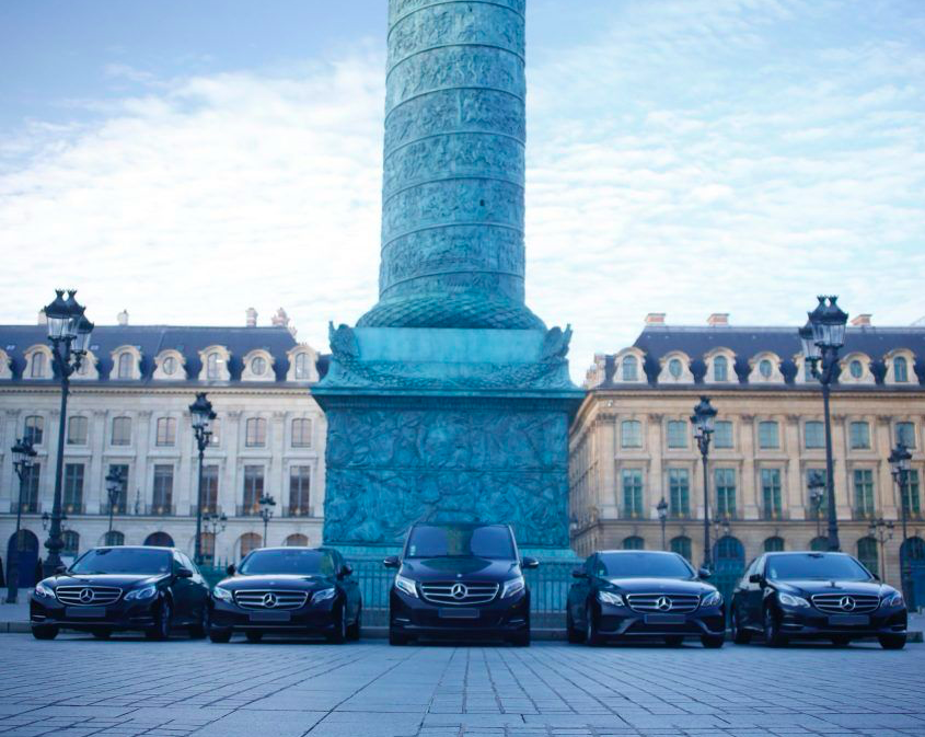 alt="voitures garées place vendome à Paris"