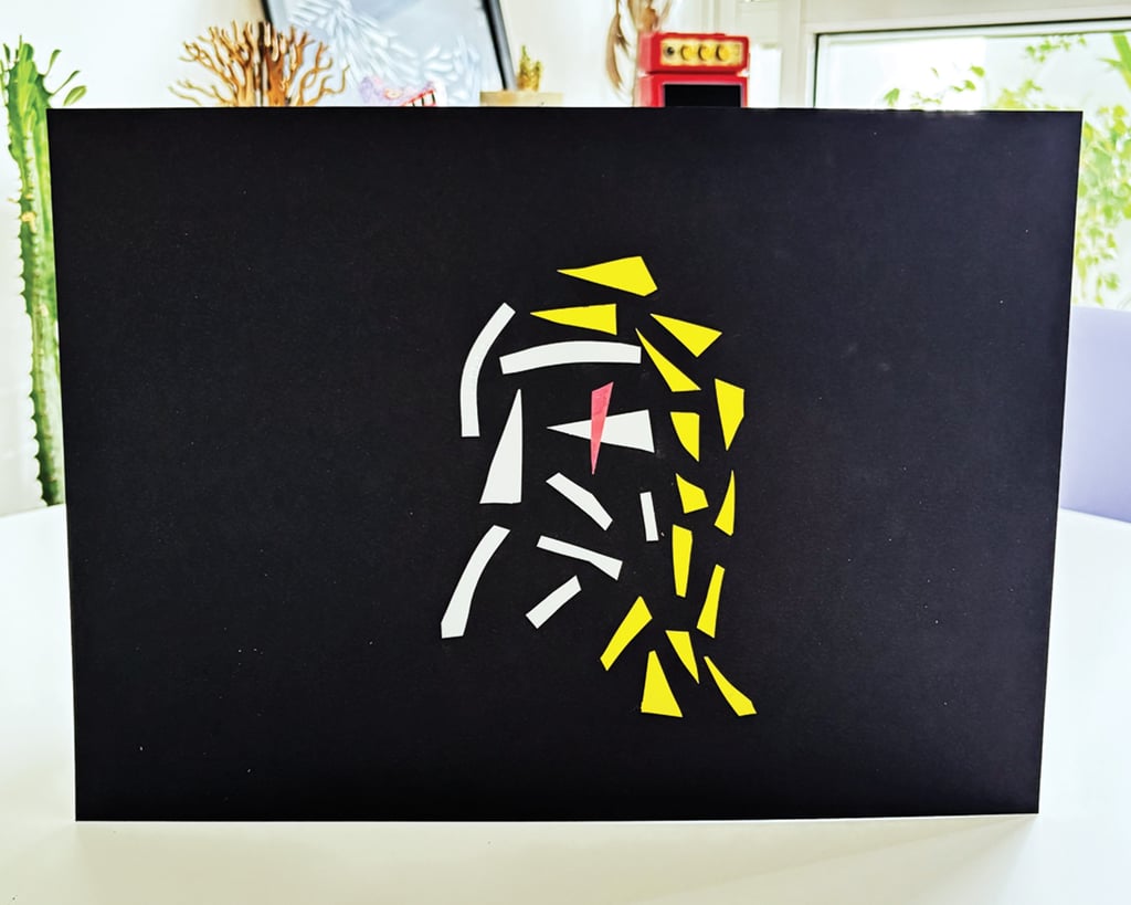 arte contemporânea feita de fitas isolante e washi, formando um homem de cabelo amarelo e olho vermelho sobre fundo preto.