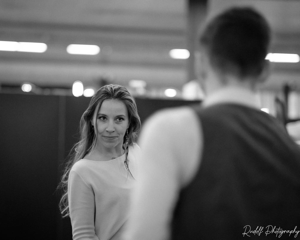 Couple effectuant une démonstration pour une entrée de bal (danse de mariage)