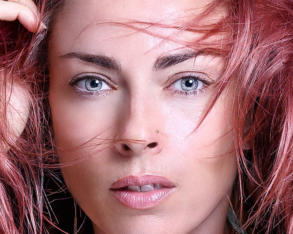 Jeune femme rousse mode beauté photo studio