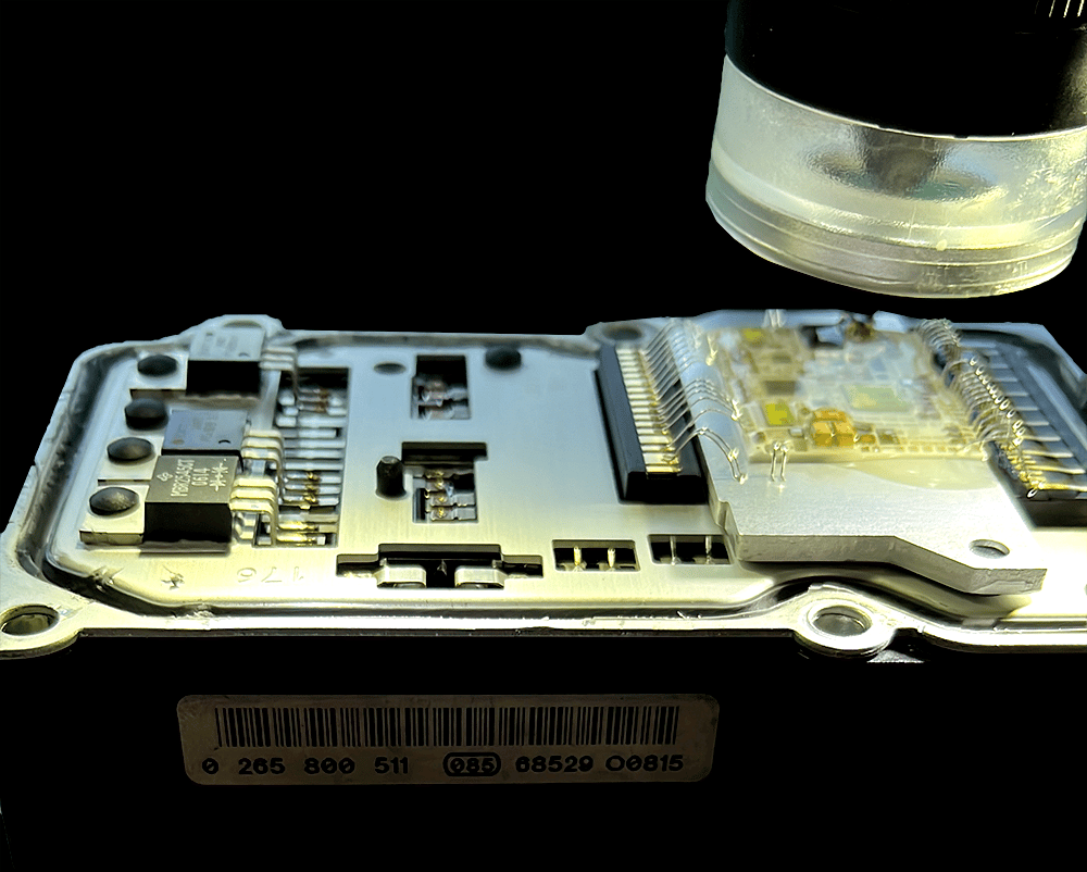 Modulo ABS siendo inspeccionado desde su parte interna de la electrónica para reparar su fallo