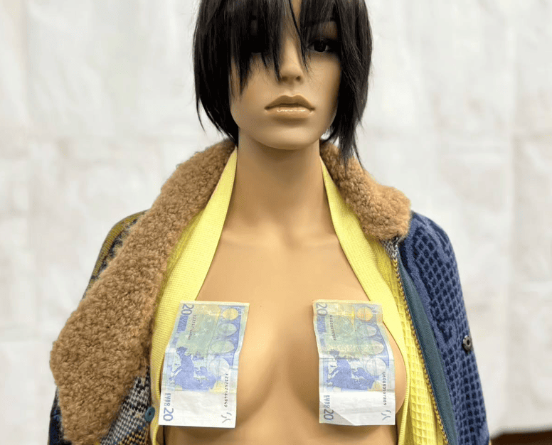 Suas figuras "retraídas e vazias" transmitem a sensação de alienação.