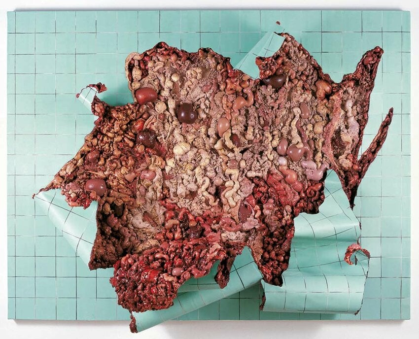 Azulejo gigante com cortes que expõem carne.