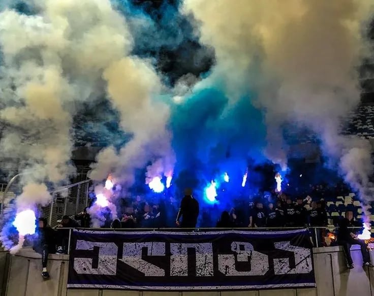 Dinamo Tiflis Ultras in der Kurve – leidenschaftliche Fans mit Bannern und Pyrotechnik
