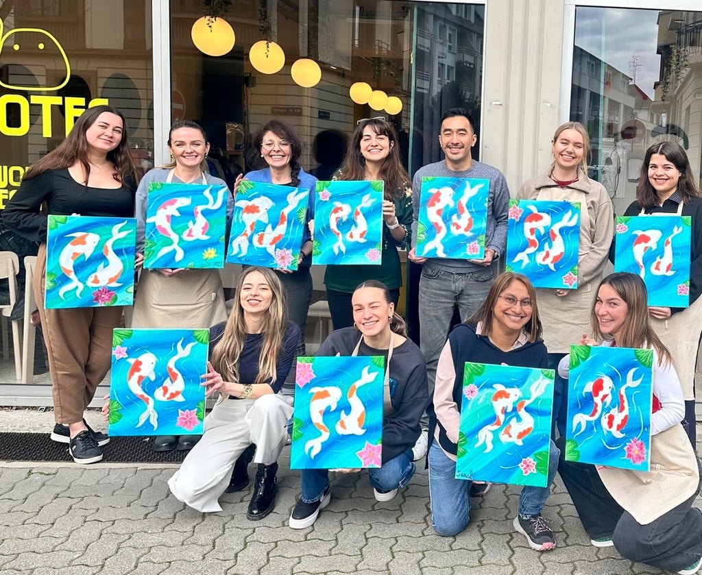 Participants d’un atelier peinture convivial Creative Apéro montrant leurs créations