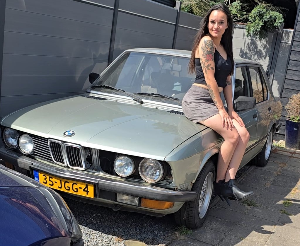 Joy van Haelen sitting on her BMW E28