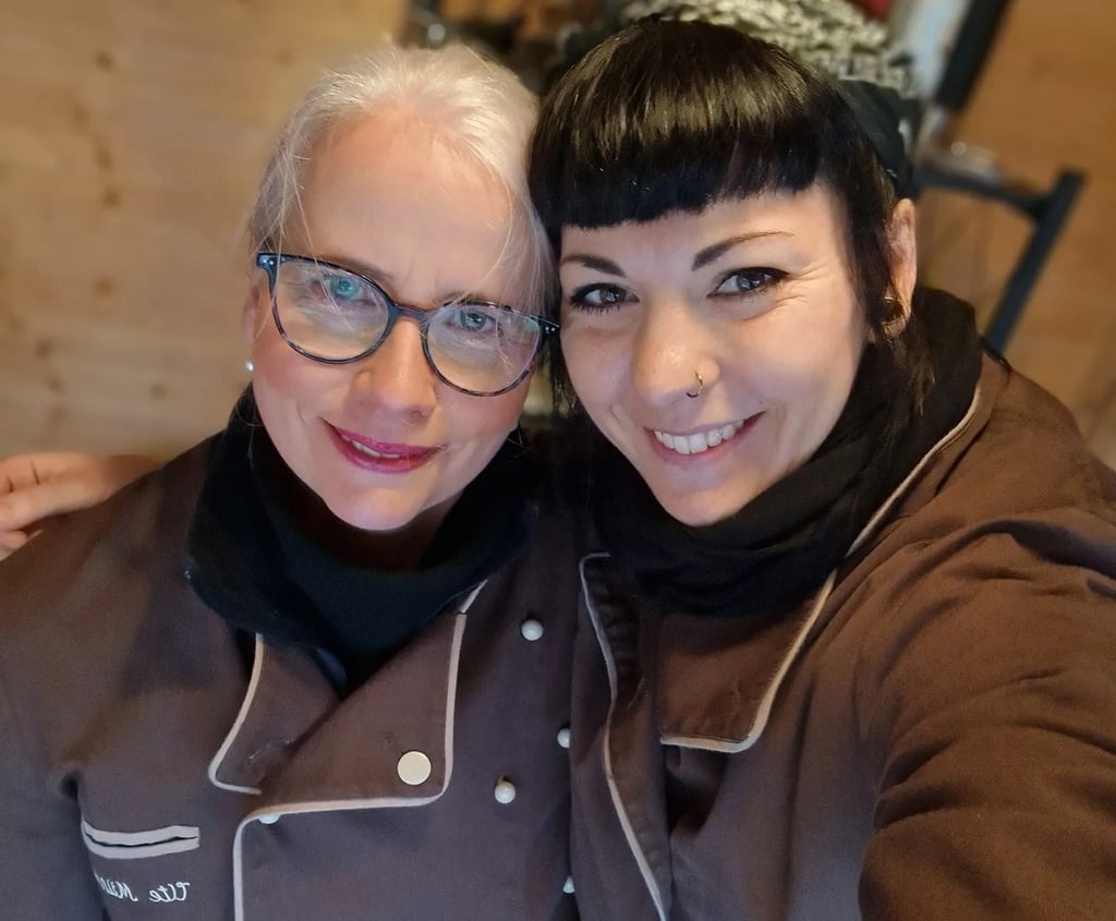 Ute Münster und Daria van Plür zusammen auf dem Weihnachtsmarkt in Orsoy für den Stand Konditorei Cafe Münster