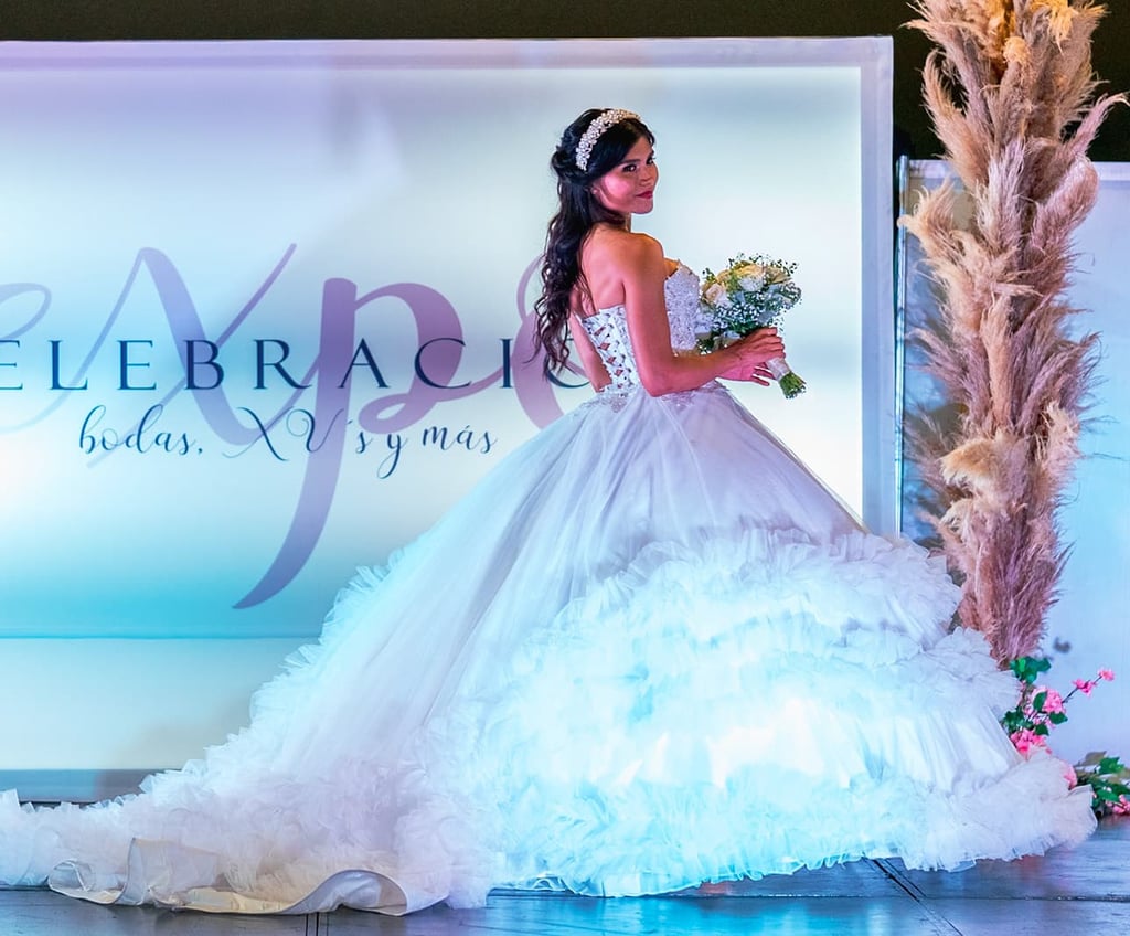 mujer vestida de novia en pasarela de expo celebraciones