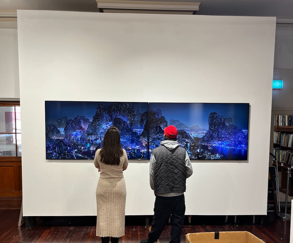 Video Art Installation with no visible wires is a great look