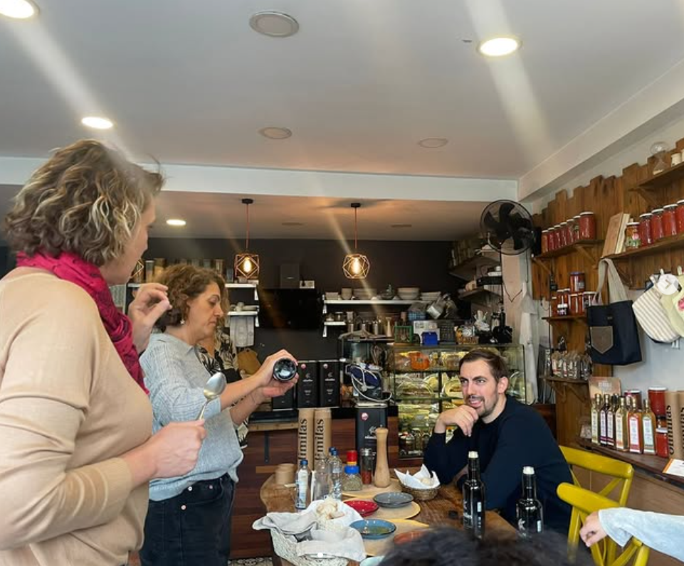 cafe boyacıköyde olimilas zeytinyağlarını deneyimleyen insanlar