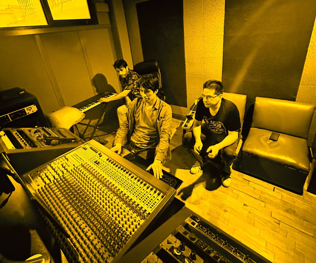 La R4ttio mezclando "Senza Corpo" en MCA Studios junto a Miguel Ángel Yance