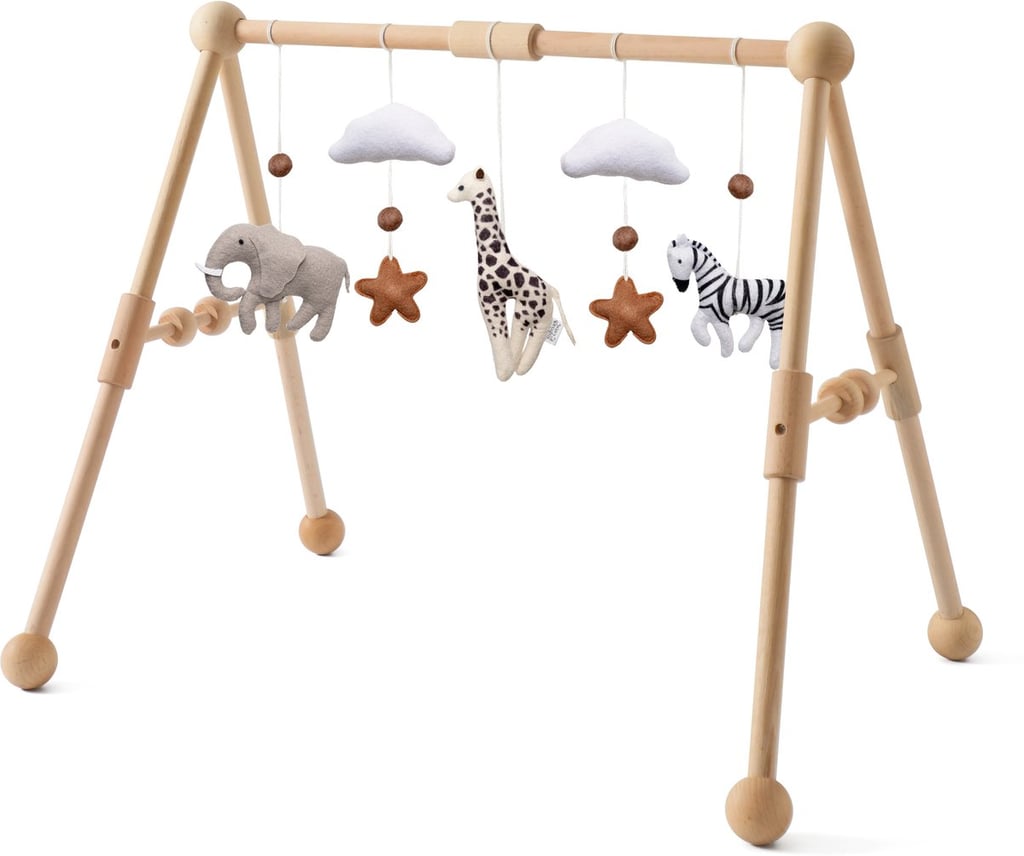 Duurzame houten babygym met kleurrijke hangende speeltjes voor de ontwikkeling.