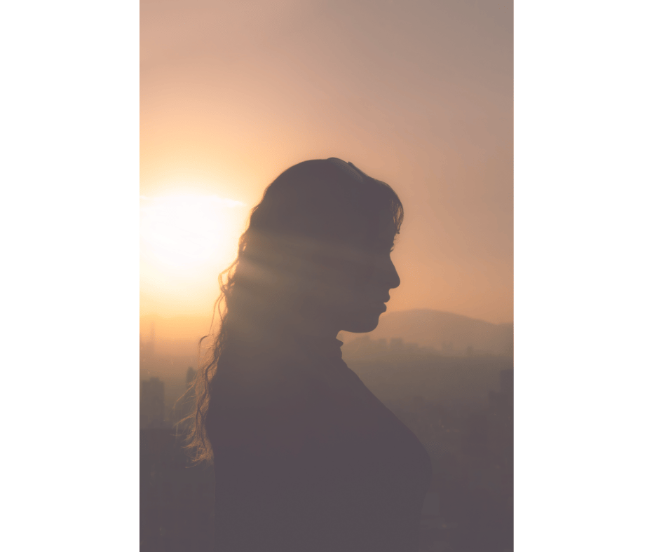 femme en clair obscur symbole de transition