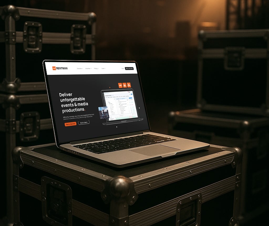 Ordenador portátil mostrando la propuesta de web de Rentman en un ambiente de backstage