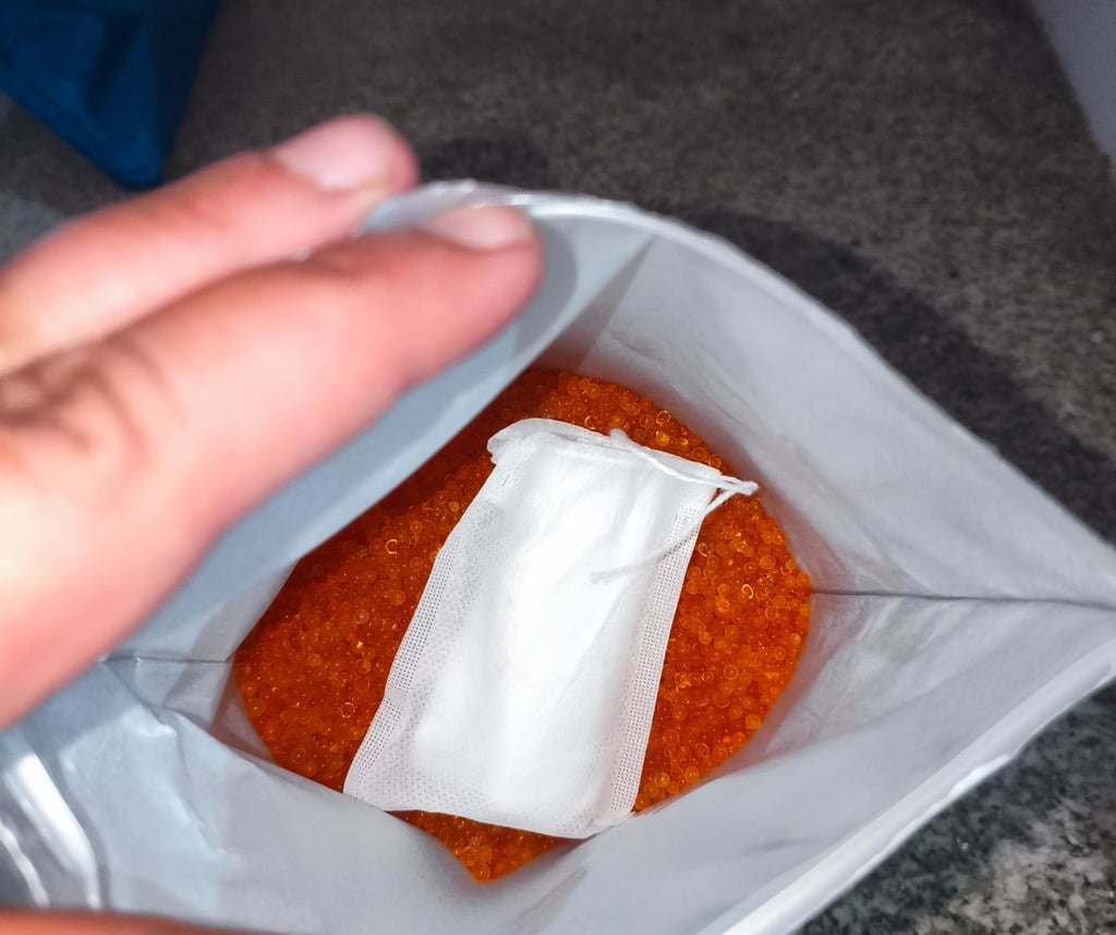 Interior de embalagem com sílica gel e bolsa de absorção de humidade