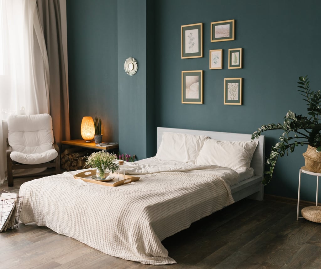 chambre à coucher avec murs bleu vert foncé décoration soignée