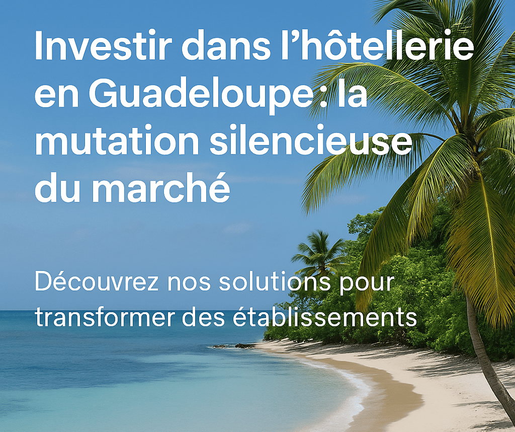 Vue d’un hôtel de charme en Guadeloupe, bordé de palmiers et de mer turquoise, symbolisant l’évolution vers une hôtellerie ha