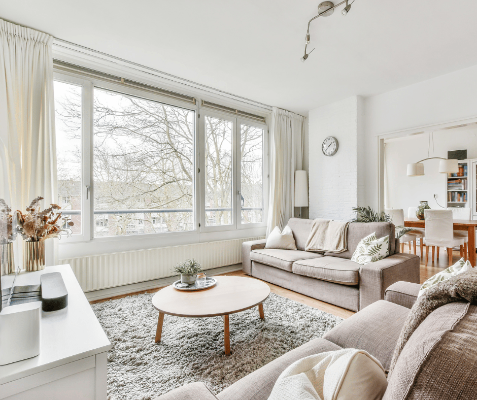 Salon propre et bien rangé