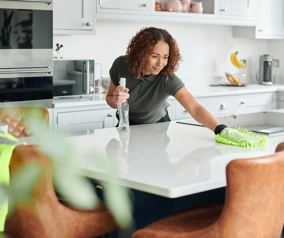 Équipe de nettoyage en train de nettoyer une maison