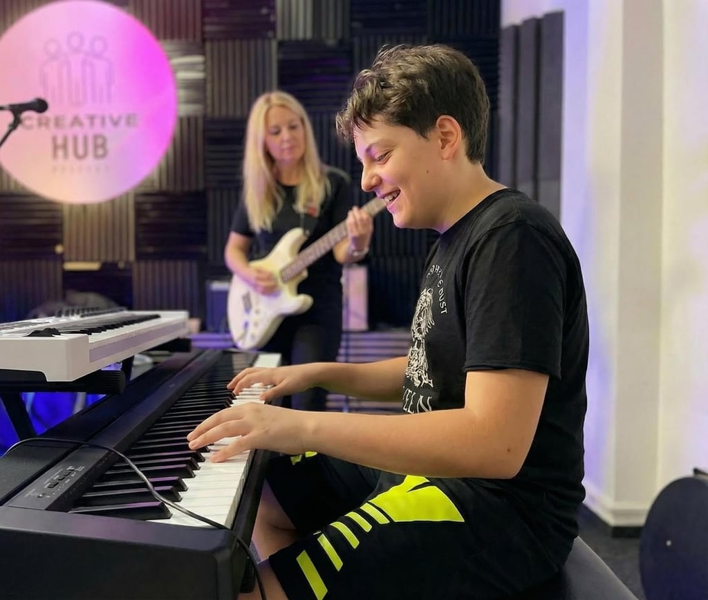 Bambino Adolescente a Lezione di Gruppo di Pianoforte e Tastiere Moderne