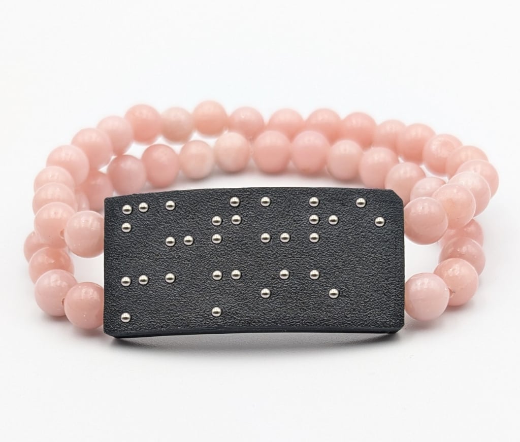 Bracelet double rangé de perles en Opale de Chine arborant une plaquette braille Future mamie
