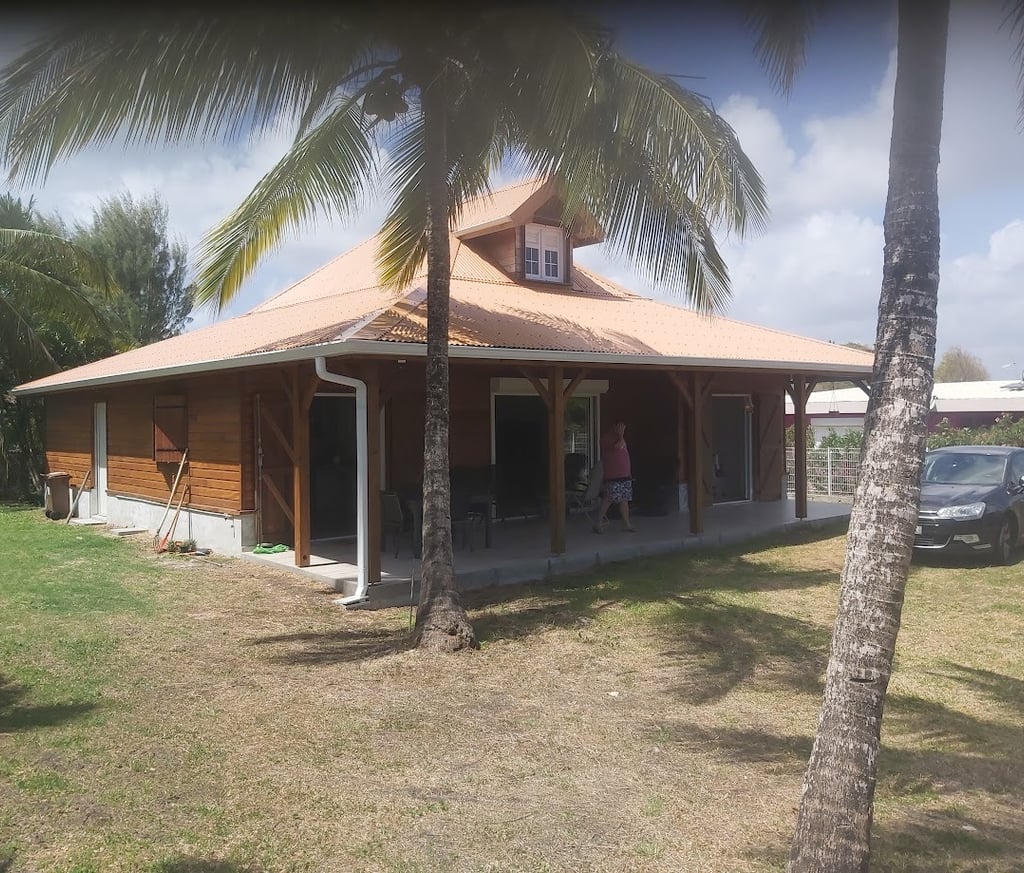Construction d'une maison créole en Martinique avec une grande terrasse sur deux niveaux