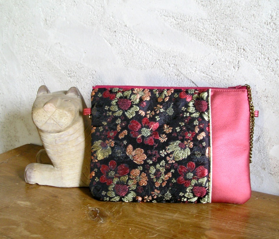 pochette bandoulière en tissus jacquard à leurs noir et rouge