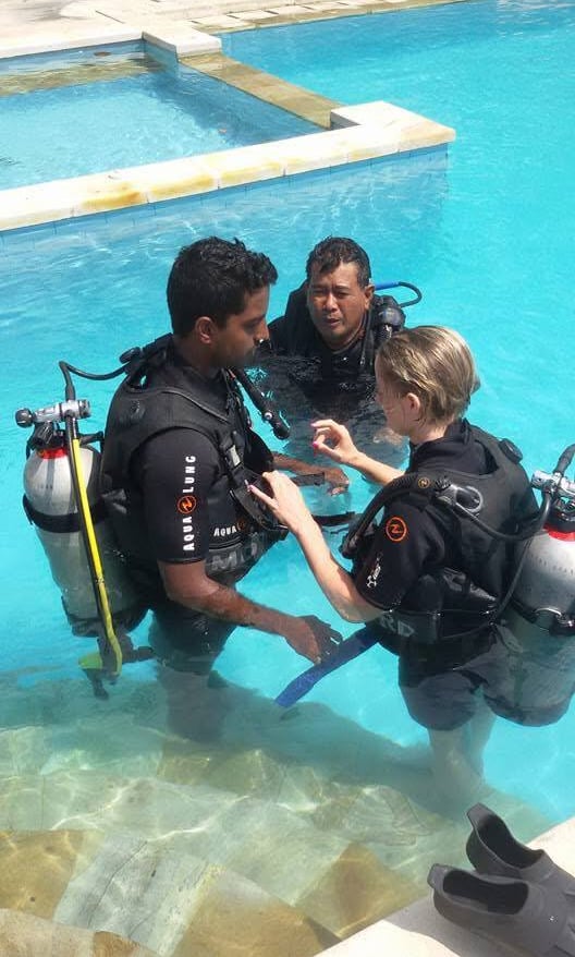 a group of scuba divers in a pool master dive course at sunrise dive bali
